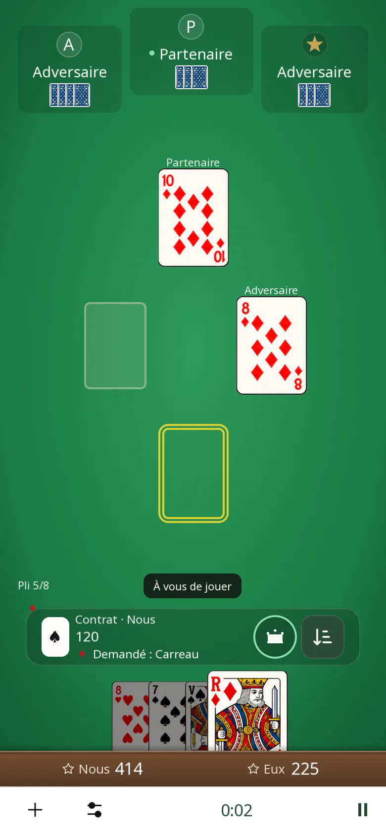 Variante Coinche sur téléphone : contrat de l’équipe de Sud à pique, affiché avec sa valeur ; carreau demandé, seul le roi de carreau est jouable dans la main de Sud.
