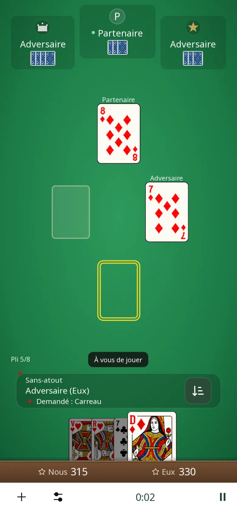 Variante Sans-atout sur téléphone : Ouest preneur, aucune couleur d’atout ; carreau demandé, Sud doit fournir et seule sa dame de carreau est mise en avant.